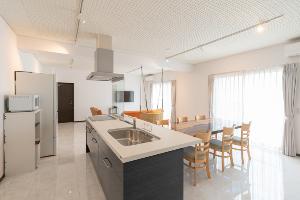 【プレミアスイート】115平米のお部屋。アイランドキッチンからはお部屋を見渡すことができ、お部屋の中央にあるスウィングチェアで遊ぶお子様の様子も見守ることができます♪