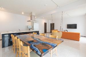 【プレミアスイート】ダイニングには沖縄の海を思い出させるような深い青色のレジンテーブルがあり、沖縄旅行の食卓を特別なものに彩ります♪