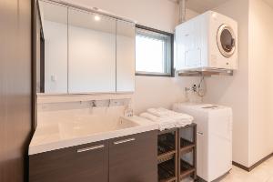 【プレミアスイート】お部屋の中には洗濯機と乾燥機があり、旅行のお荷物を減らすことができます♪洗濯用洗剤は1回分50円でフロントにて販売中。