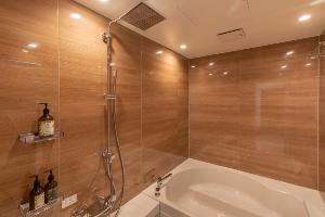 【プレミアスイート】浴室にはお子様が喜ぶレインシャワーあり♪