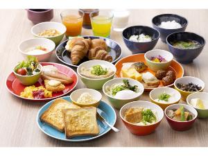朝食はうれしいバイキング♪姫路のアーモンドトーストや四国のうどんなどメニュー豊富♪1人1,200円♪