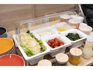朝食はうれしいバイキング♪栄養たっぷりサラダもたくさん