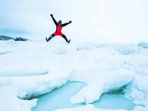 流氷ウォークは冬の人気アクティビティーです。