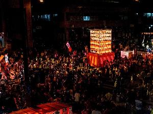 水の祭典久留米まつり：一万人のそろばん総踊り、有馬火消しの梯子乗りなど、たくさんの催しが開催。写真提供：KTIE