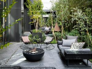 ◆1階テラスラウンジ｜都会の喧噪をBGMに、のんびりと癒しの時間をお過ごしください