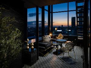 ◆デュープレックススイート｜大きな吹き抜け窓から見える、夕景〜夜景への美しい移り変わり