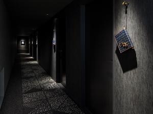 ◆客室フロア｜ルームナンバーは、アトリエで使う本をモチーフにした、本革のアートです