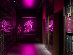 ◆共用部｜ファッショントルソーとネオンアート
