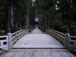 【高野山　奥の院　御廟橋】奥の院の参道を進むと「御廟橋(ごびょうはし)」にたどり着きます。
