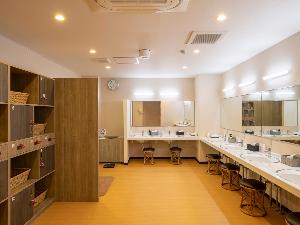 【大浴場・脱衣場】貴重品ボックスもご用意しております。