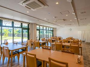 ＜レストラン＞お食事はレストラン「嵯峨」にて。ゆったりとしたスペースをお取りしております。