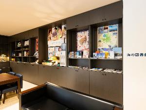 ＜海の図書館＞各種パンフレットや本を読んでいただけるスペースです。
