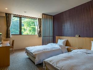 【スタンダードツインルーム】近代的な雰囲気に森の景観を合わせたお部屋