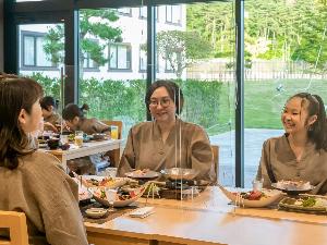 安心安全にご滞在いただけるよう感染症対策もしっかりと行っております。お食事会場にはアクリル板などもご用意しております。