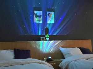 【コンフォートツイン】椅子テーブルを備えたゆったり空間。落ち着いた雰囲気のお部屋です。