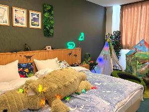 【恐竜ルーム】遊べるグッズも盛りだくさん！ハリウッドツインでお子様との添い寝もＯＫです。