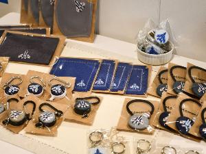 ＜売店＞ブルーインパルスの手作り雑貨やステンドグラス雑貨も販売しております。