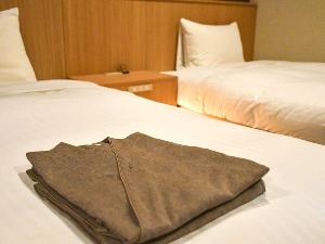 館内着は作務衣をご用意しております。ゆったり楽々で心地よい着心地です。