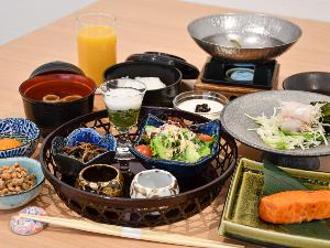 ご朝食は海鮮しゃぶしゃぶ付「奥松島の海幸ごはん」ご飯のおかわりもどうぞ！卵や納豆もご自由にお取りいただけます。