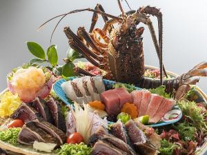 【皿鉢料理】伊勢海老姿造りや藁で炙った鰹のタタキ、本鮪の極トロなど、土佐湾で獲れた旬魚の盛り合わせ