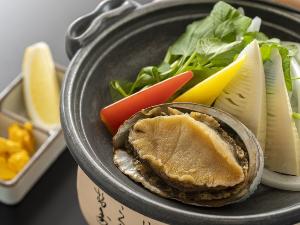 【鮑雲丹バター焼き】鮑の上でバターがとろ～っととろける！鮑のコリコリ食感が堪らない。