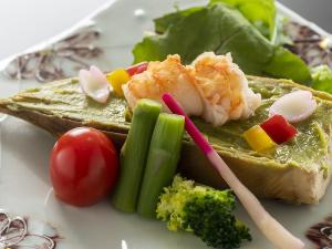 【地物伊勢海老木の芽焼き】ぷりっぷりの地物伊勢海老を春らしく見た目も鮮やかな木の芽焼きに。