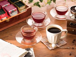 ×【ライブラリーカフェ】コーヒーやフレーバーが選べる紅茶など、ドリンクを飲み放題でご用意しています。