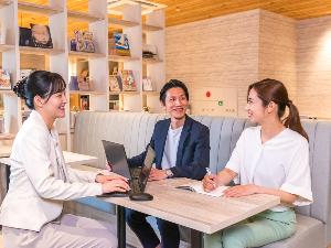 ×【ライブラリーカフェ】広々とした静かなスペースで打ち合わせなどビジネスシーンでもご活用いただけます。