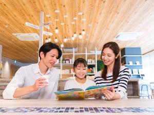 ×【ライブラリーカフェ】お子さまも楽しめる本もご用意。開放的な空間でゆったりした時間をお過ごしください