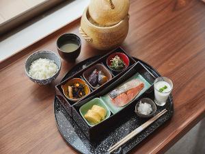 ご朝食は和食と洋食、2種類からお選びいただけます。バランスよく豊富なメニューが揃ったワンプレートの朝食で、優雅な一日の始まりをお迎えください。