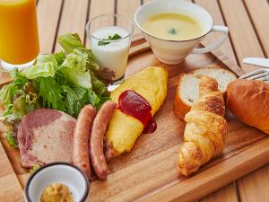 ご朝食は和食と洋食、2種類からお選びいただけます。バランスよく豊富なメニューが揃ったワンプレートの朝食で、優雅な一日の始まりをお迎えください。