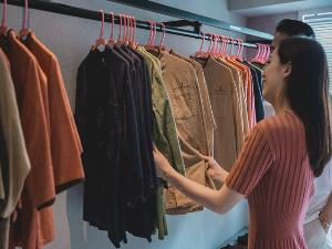 ホテル棟の各階に館内着ご用意しております。お好みの色をお選びください。