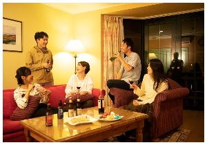 1階にリビング、2階に寝室というレイアウト。まるで別荘にいるような心地良い滞在ができるコテージです。