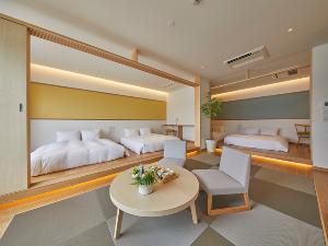 ジュニアスイートB：クイーンベッド4台、最大8名様までお泊りいただけます