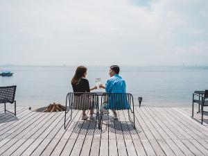 夕方の1時間限定、プライベートデッキでお飲み物のサービスを行っております