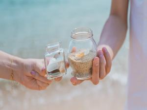 ホテル前の砂浜には美しいシーグラスが。お気に入りを見つけてください。