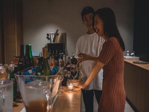 お好きなドリンクをお好きなだけ。屋外のソファでも海を眺めながらゆっくりお過ごしいただけます。