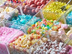 【ご宿泊者専用ラウンジ】カラフルなお菓子も無料！