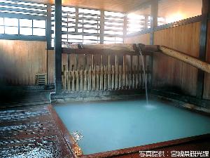 「滝の湯」：白い濁り湯で、酸性含明礬（みょうばん）・緑礬・芒硝硫化水素泉（酸性）です。