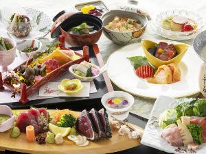 「TOSAらんまん会席」初鰹の御造りとタタキに、黒毛和牛のローストや金目鯛とはちきん地鶏のお鍋を堪能
