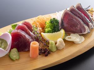 【御造り】初鰹の新鮮な御造りは、高知の伝統的な調味料『ぬた味噌』につけて頂く新たな楽しみ方をご提案