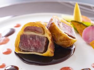 【ヴィアンド】和牛フィレのソテーとフォアグラをパイ生地で包み焼きにし旨味をぎゅっと閉じ込めました。