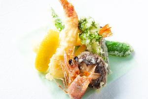 【夕食／別注】姫島産車海老「2尾」と地場野菜の天婦羅(+2,000円/税込)