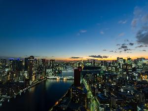 臨海副都心方面の夜景（客室からの景色：隅田川＆勝どき橋）