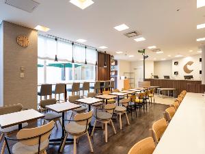 ×【ライブラリーカフェ】Wi-Fi接続無料◆カフェ内にはコンセントも充実。ワークスペースとしても最適。