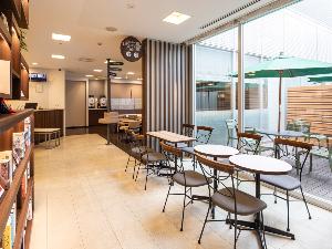 ×【ライブラリーカフェ】Wi-Fi接続無料◆カフェ内にはコンセントも充実。ワークスペースとしても最適。