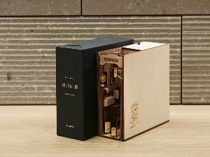 当館と狸小路七丁目の街並みを再現した「裏路地BOOKSHELF」(展示販売品)