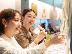 【エントランス彫刻】お越しいただいた“縁”を紐として結び、作品に彩りを加えてください。