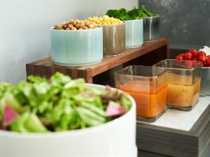 【朝食】地元の新鮮な食材を使った、和食中心のビュッフェ形式のモーニング。