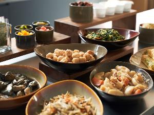 【朝食】地元の新鮮な食材を使った、和食中心のビュッフェ形式のモーニング。